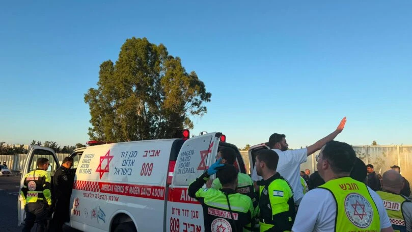 הולך רגל נפגע קשה מאופנוע בהפגנה בכביש 4