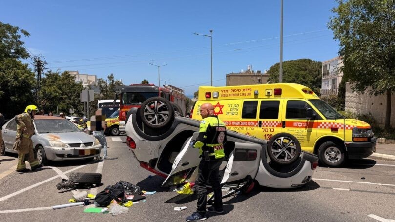 תאונה בחיפה: רכב התהפך ברחוב אילנות, בת 73 נפצעה