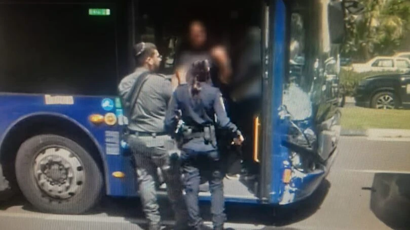 הזוי: גנב אוטובוס בתל אביב, נהג ללא רישיון - ופגע ברכבים