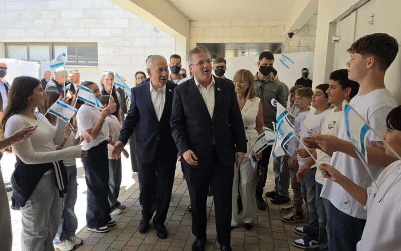 רה"מ בפגישה בשלומי: "תזכרו, מה שראיתם בדרום, יהיה גם בצפון"