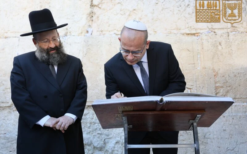 ראש המוסד ביקר בכותל לראשונה מאז מונה: "נצח ישראל לא ישקר"