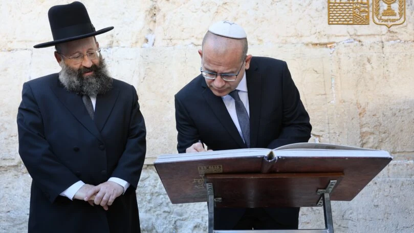 ראש המוסד ביקר בכותל לראשונה מאז מונה: "נצח ישראל לא ישקר"
