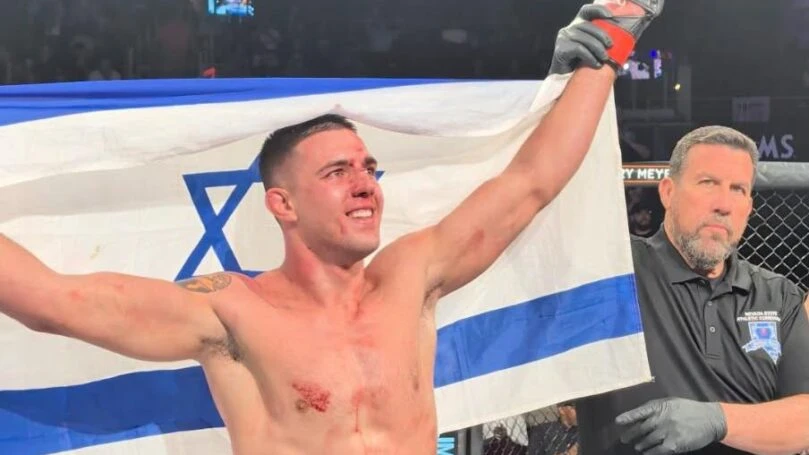 מול קריאות הבוז: לוחם ה-MMA התפוצץ והניף את דגל ישראל | צפו