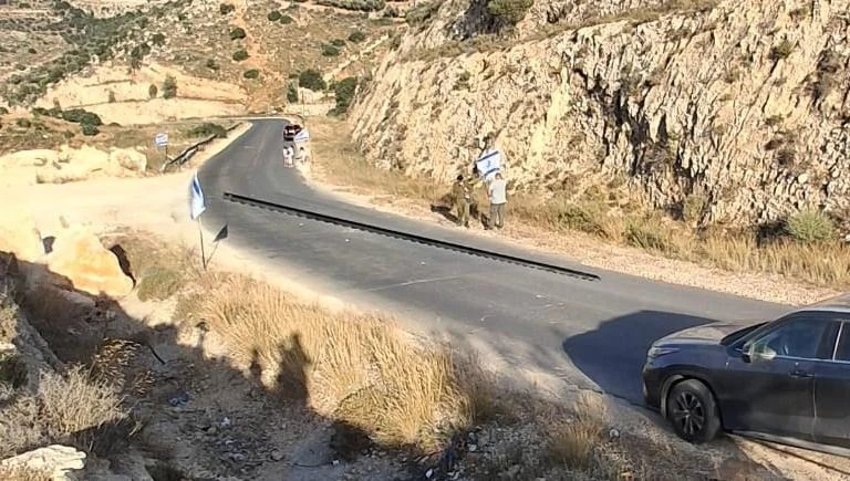 לאורך קילומטרים: מאות דגלי ישראל נתלו בדרך ליישוב החדש