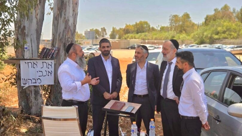 דרעי חיזק את העצורים החרדים בכלא 10: "נפעל לשחרורכם"