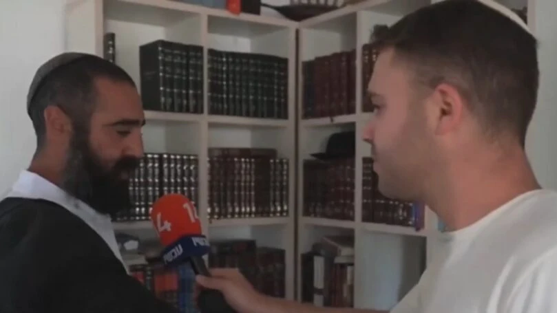 הבית התפרק מהטיל, אך תמונת הרבי נשארה על הקיר | צפו