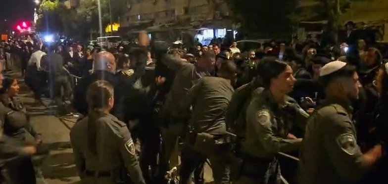מפגינים חרדים התעמתו עם שוטרים, נזק נגרם לניידת | צפו