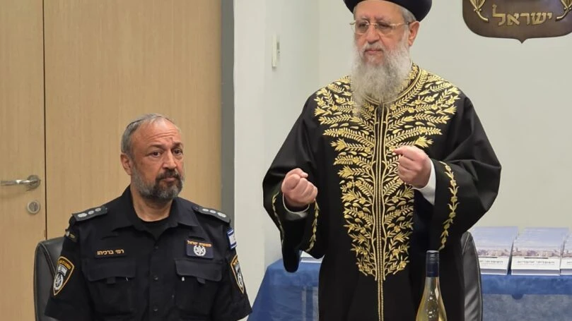 הסיבה לפגישה המפתיעה בין הרב הראשי לאנשי המשטרה