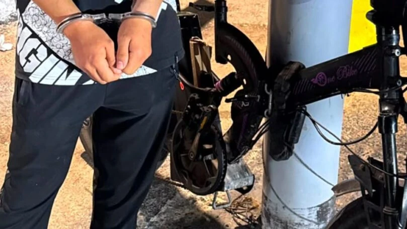 השוטרים עצרו רוכב אופניים לבדיקה - וגילו למי הם באמת שייכים