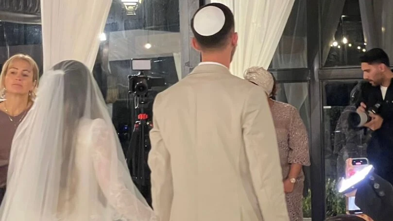 רגע לפני החופה: הכלה הפתיעה את החתן עם מזכרת מחברו שנפל