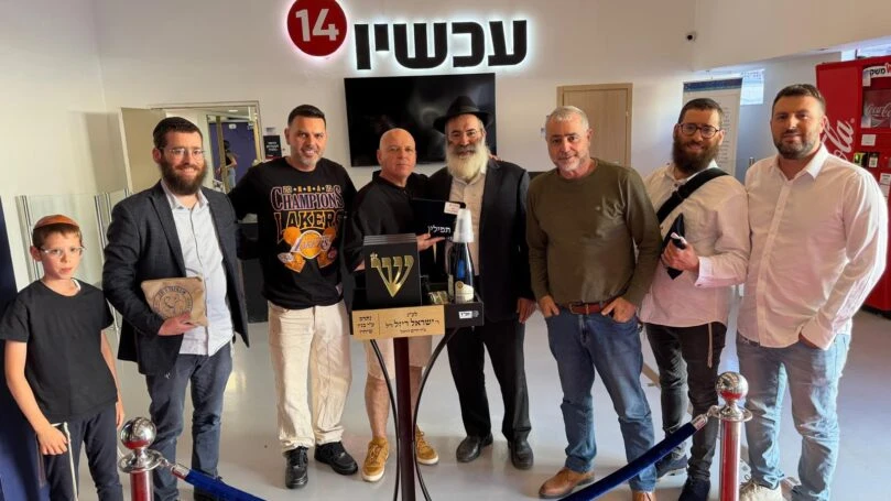 גאים ביהדות: עמדת תפילין הוצבה בכניסה לאולפני חדשות 14