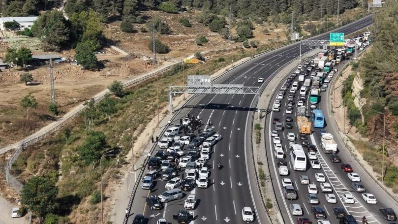 השיירות עושות את דרכם ל"כלא 10" - שיבושים בכבישים 1 ו-6
