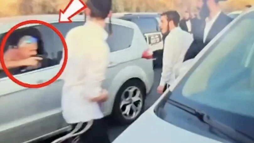 כיוון נשק לעבר מפגינים ושוחרר למעצר בית: "הנסיבות ייחודיות"