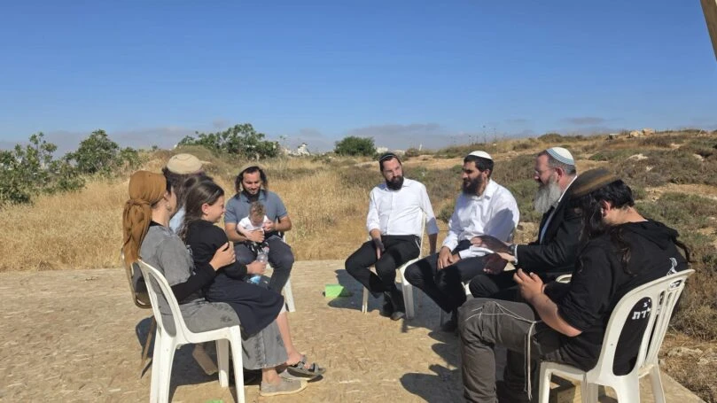 משלחת רבנים בגבעה שנהרסה: "אתם נשארים כאן לתמיד"