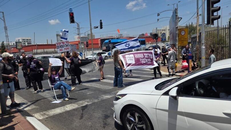 בני ברק: מפגיני שמאל ירדו לכבישים, המשטרה סגרה רחוב מרכזי