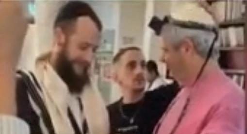 אחרי שקבע מזוזה: גיא מרוז הניח תפילין לראשונה בחייו | צפו