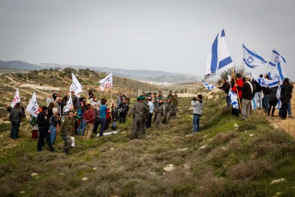 פעילי שמאל זרים שמתסיסים את יו"ש מבקשים אזרחות ישראלית