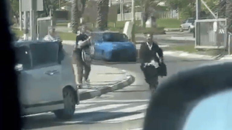 צפו: קטטות אלימות בין מפגינים חרדים לעוברי אורח בכמה מוקדים