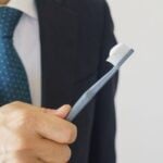 מחקר: צחצוח שיניים ביד הלא דומיננטית עשוי למנוע דמנציה