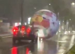תיעוד מטורף: כדור מונדיאל ענק יצא משליטה וגרם לכאוס בכבישים