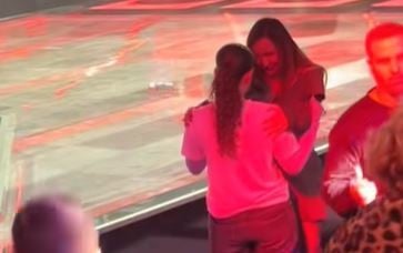 תיעוד חריג: מעריצה של עדן בן זקן לא עמדה בהתרגשות - והתעלפה