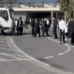 צפו: מוחים ניסו לעצור את שיירת העריקים העצורים במגרש הרוסים