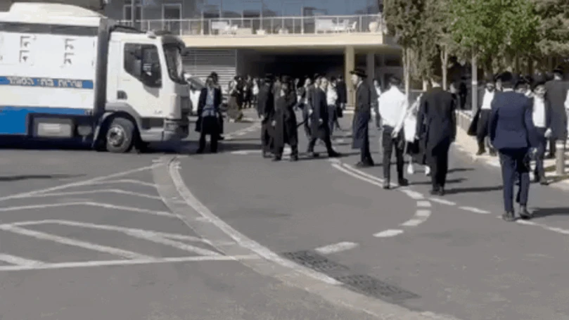 צפו: מוחים ניסו לעצור את שיירת העריקים העצורים במגרש הרוסים