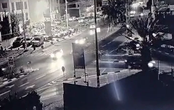 תיעוד מפחיד: נוסע במהירות - ומתנגש בעוצמה ברכב שפנה שמאלה