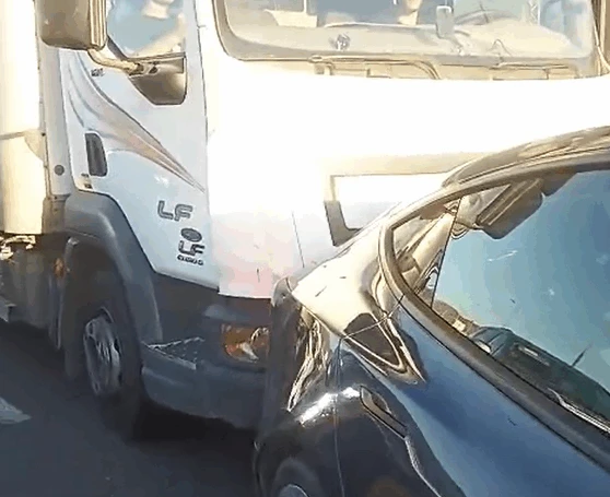 צפו: נהג משאית ערבי נכנס ברכבו של פאנליסט הפטריוטים