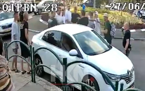 תיעוד חריג מחיפה: שוטר סופג אגרוף לפנים - ושולף אקדח | צפו