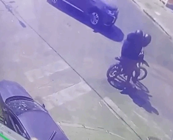 יורד מהאופנוע ופותח באש: תיעוד מהרצח הכפול בקלנסווה | צפו