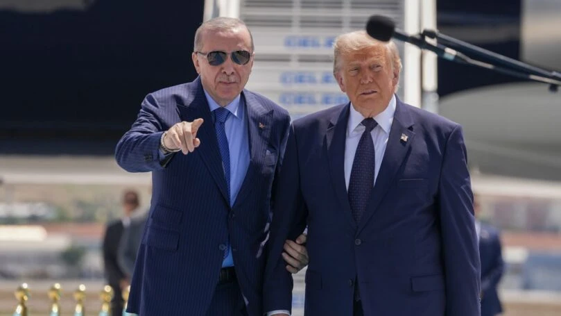 "מחזיק אותו קצר": שפת הגוף החריגה של טראמפ במפגש עם ארדואן