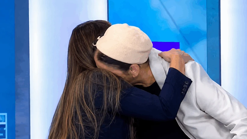 רגע מרגש בשידור: האם השכולה פרצה בבכי - דנה ורון חיבקה אותה