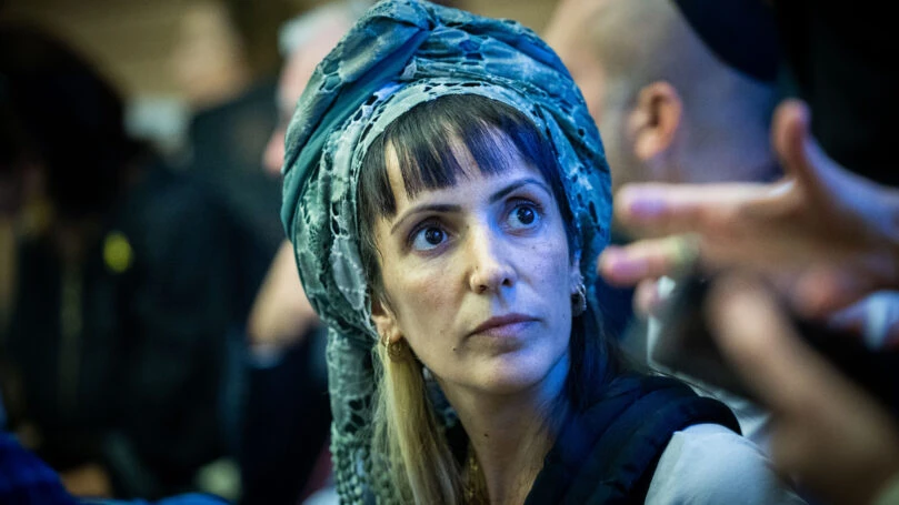 בוטל כתב האישום נגד פעילת הימין שחסמה משאיות סיוע לעזה