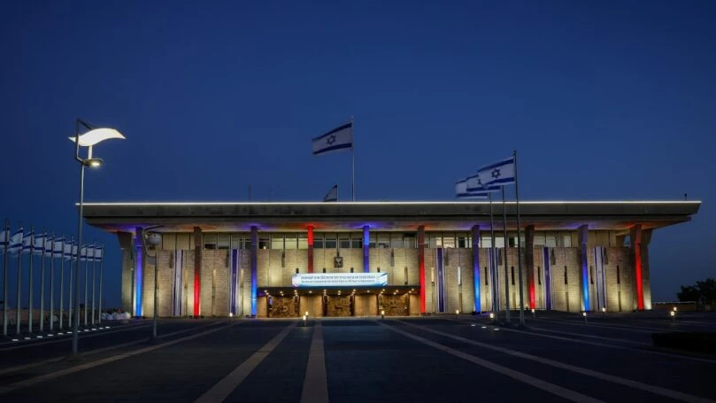 לרגל חגיגות 250 שנה לארה"ב: משכן הכנסת נצבע בכחול אדום ולבן