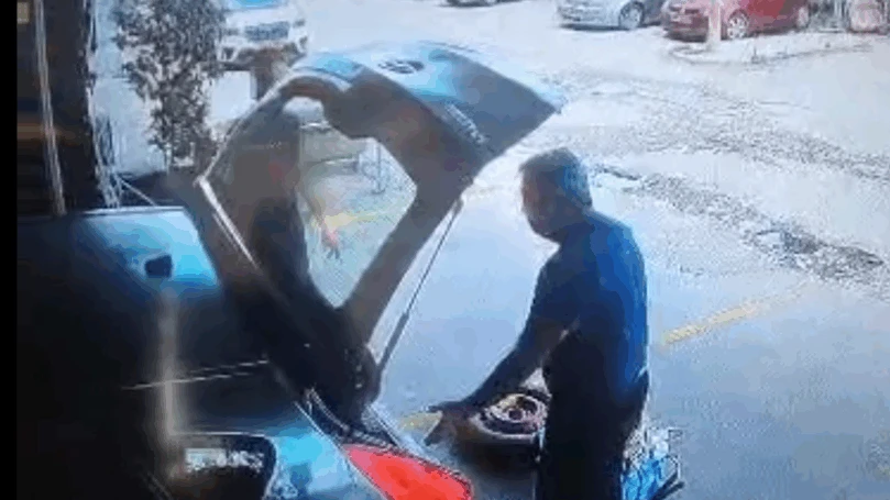 תיעוד בלעדי: קשיש הותקף באכזריות במכון פנצ'רים