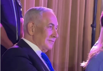 צפו: נתניהו בטקס הוקרה לרעייתו צופה בווידאו של הרבי