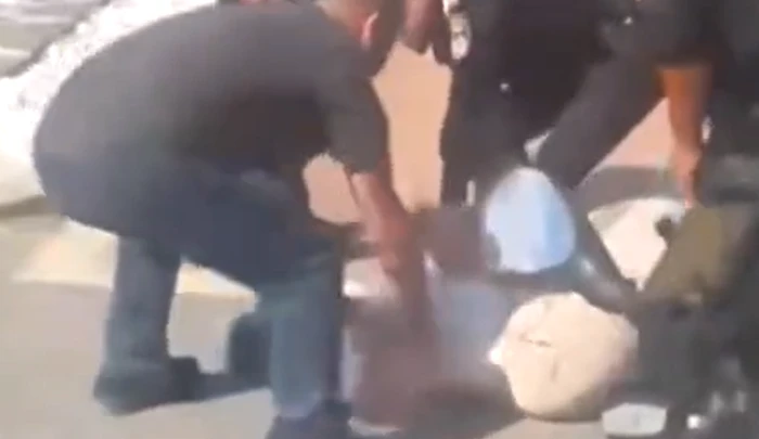 תיעוד מזעזע: אישה נעצרה באלימות כי לא אספה צואת כלב | צפו