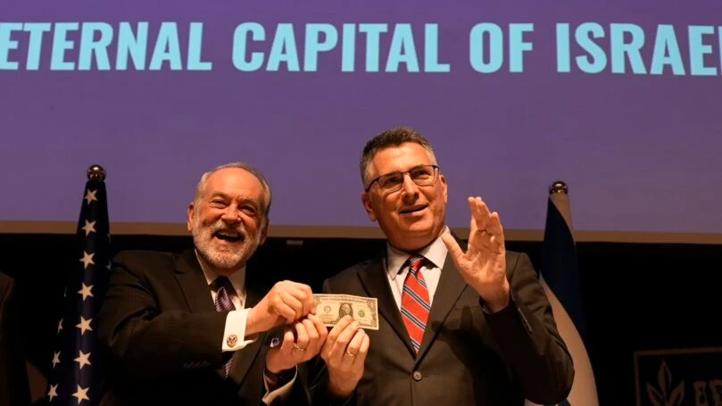 מול המצלמות: שגריר ארה"ב בישראל העניק לשר החוץ שטר של דולר