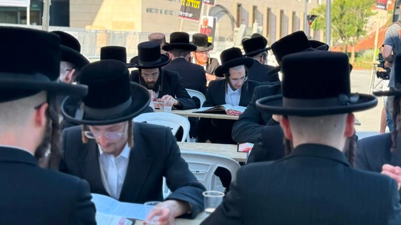 מאות חסידי ויז'ניץ מפגינים מול משרד היועמ"שית בירושלים