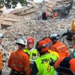 מצמרר: מתנדבי זק"א קראו פרק תהילים בלב ההריסות בוונצואלה