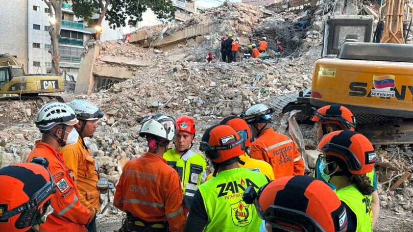 מצמרר: מתנדבי זק"א קראו פרק תהילים בלב ההריסות בוונצואלה