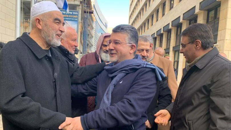 הכירו את יו"ר חד"ש: מחבק מחבלים ותומך בחרם על ישראל