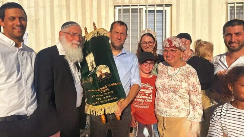 מרגש: ספר תורה שהמתין 27 שנה הוכנס לישיבה החדשה בהר עיבל