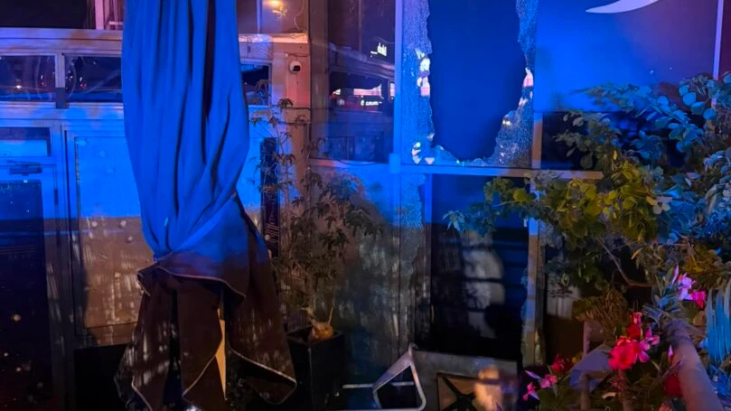 ג'פניקה על הכוונת: סימני ירי אותרו על שמשת הסניף בהרצליה