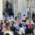 צלם בהיכל: נשות הפרובוקציה הגניבו ספר תורה לרחבת הכותל