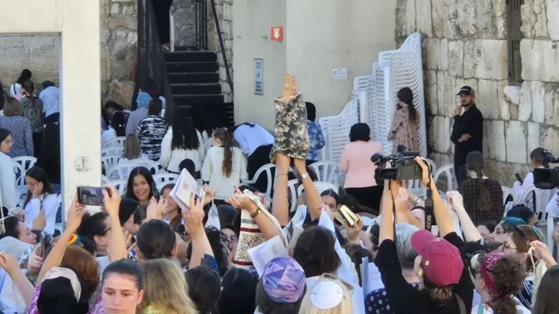 צלם בהיכל: נשות הפרובוקציה הגניבו ספר תורה לרחבת הכותל