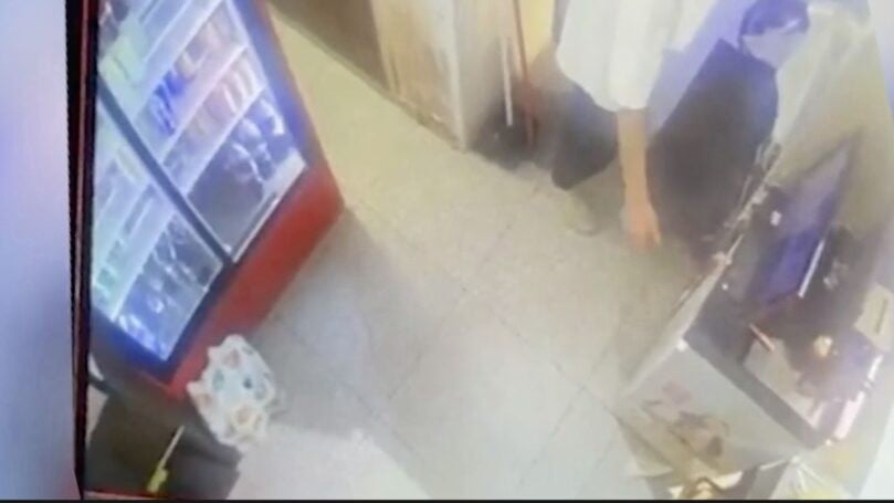 מנצל חוסר תשומת לב מצד העובדות, שודד את הקופה - ונמלט | צפו