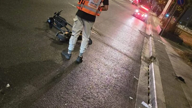 חולון: רוכב קורקינט חשמלי כבן 30 נפצע באורח בינוני