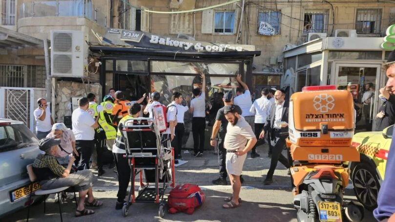 מרפסת קרסה בשכונת רחביה בירושלים, מספר לכודים במקום | צפו